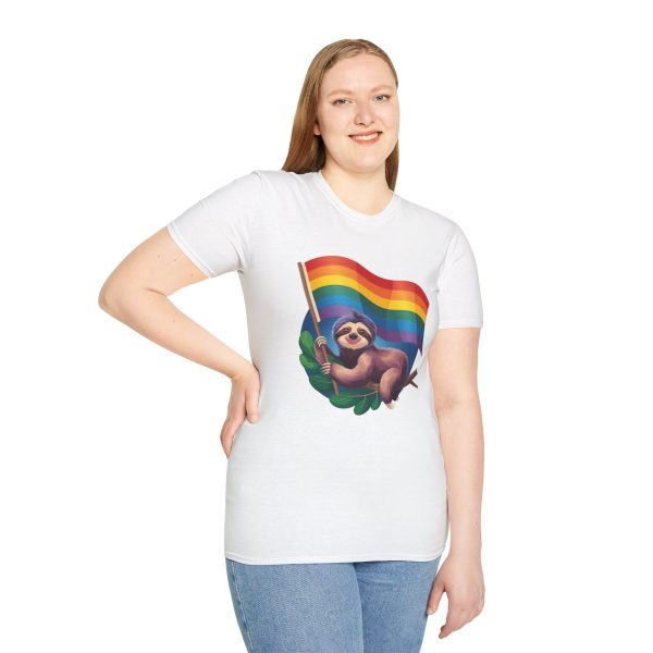 Tshirt Drapeau LGBT paresseux tenant un drapeau arc-en-ciel design amusant et mignon pour sensibilisation et inclusion LGBTQ+ shirt t-shirt - Image 17