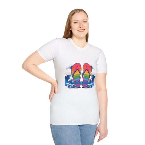 Tshirt LGBT+ tongs flottant dans l'eau design coloré et décontracté pour célébrer la fierté LGBTQ+ et l'amour universel shirt t-shirt - Image 17