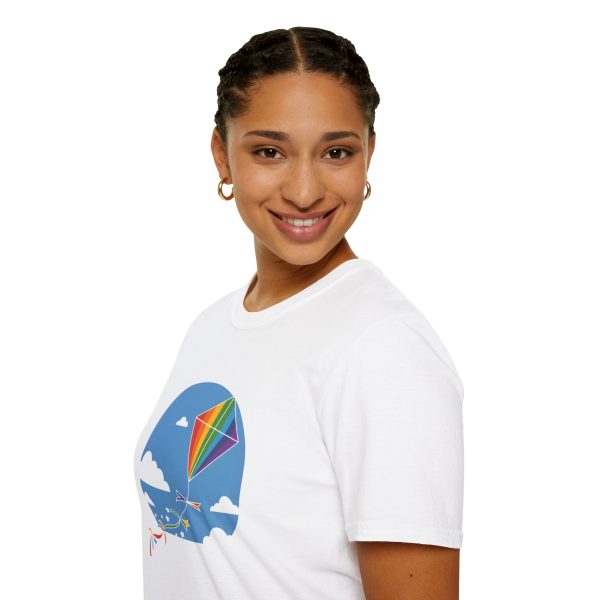 Tshirt LGBT+ cerf-volant avec queue arc-en-ciel volant dans le ciel design joyeux et coloré pour fierté LGBTQ+ shirt t-shirt - Image 21