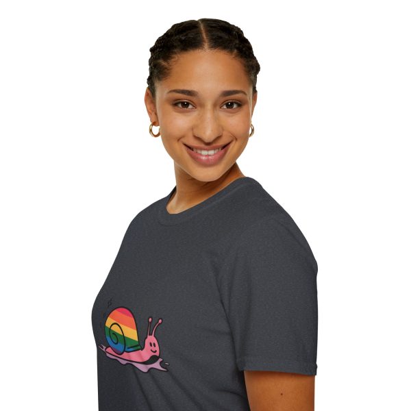 Tshirt Drapeau LGBT escargot avec coquille arc-en-ciel design amusant et coloré pour sensibilisation LGBTQ+ et fierté shirt t-shirt - Image 9