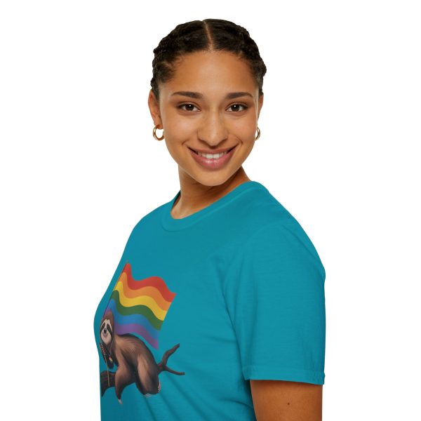 Tshirt Drapeau LGBT paresseux tenant un drapeau arc-en-ciel sur une branche design amusant et coloré pour sensibilisation LGBTQ+ t-shirt - Image 105