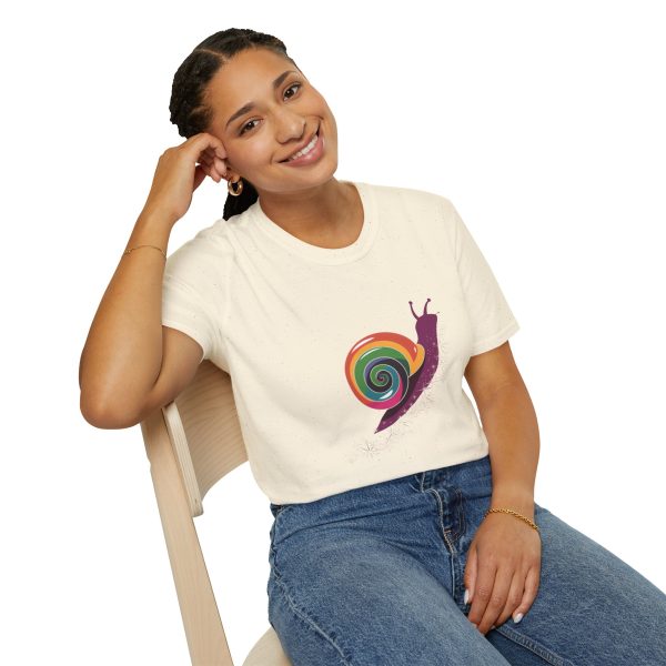 Tshirt Drapeau LGBT escargot assis sur un flocon de neige design mignon et coloré pour sensibilisation à la diversité LGBTQ+ shirt t-shirt - Image 46