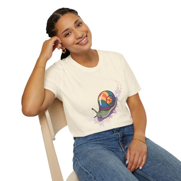 Tshirt LGBT+ escargot avec coquille colorée sur son dos design original et mignon pour célébrer la diversité et fierté LGBTQ+ shirt t-shirt - Image 46