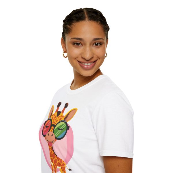 Tshirt LGBT+ girafe avec lunettes et coeur illustration colorée et amusante pour sensibilisation et soutien LGBTQ+ shirt t-shirt - Image 21