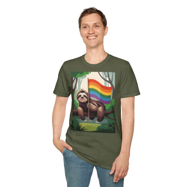 Tshirt Drapeau LGBT paresseux assis sur un arbre tenant un drapeau arc-en-ciel design décontracté et coloré pour fierté LGBTQ+ shirt t-shirt - Image 67