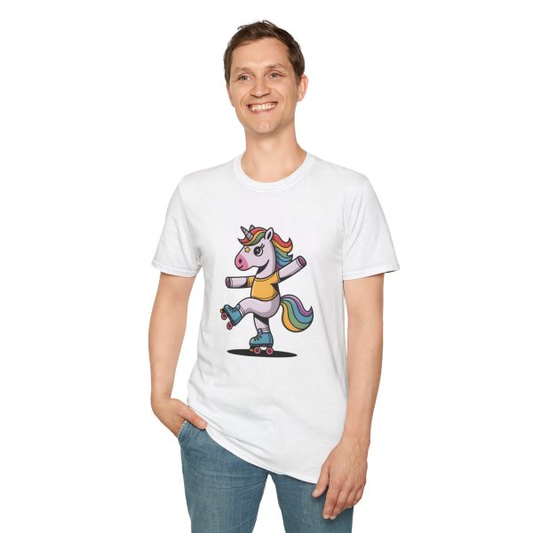 Tshirt Drapeau LGBT licorne sur un skateboard sur fond noir design amusant et coloré pour célébrer la diversité et la fierté LGBTQ+ t-shirt - Image 19