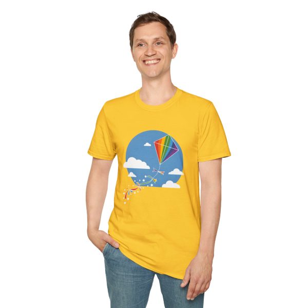 Tshirt LGBT+ cerf-volant avec queue arc-en-ciel volant dans le ciel design joyeux et coloré pour fierté LGBTQ+ shirt t-shirt - Image 55