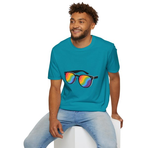 Tshirt LGBT+ lunettes de soleil arc-en-ciel sur fond noir design éclatant pour célébrer la fierté et diversité LGBTQ+ shirt t-shirt - Image 108