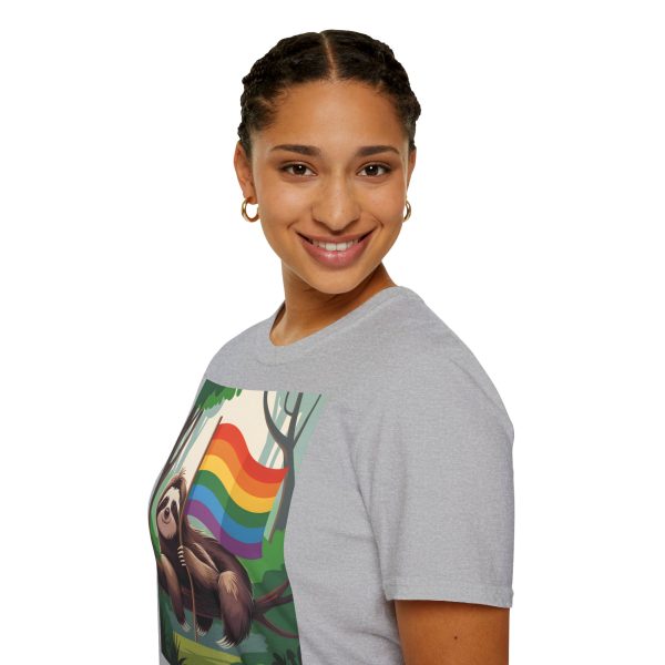 Tshirt Drapeau LGBT paresseux assis sur un arbre tenant un drapeau arc-en-ciel design décontracté et coloré pour fierté LGBTQ+ shirt t-shirt - Image 33