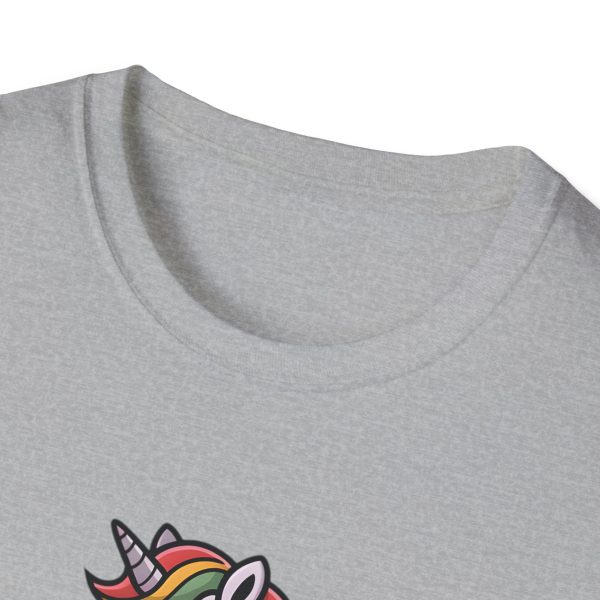 Tshirt Drapeau LGBT licorne sur un skateboard sur fond noir design amusant et coloré pour célébrer la diversité et la fierté LGBTQ+ t-shirt - Image 27