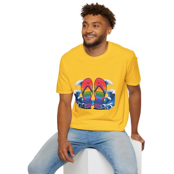 Tshirt LGBT+ tongs flottant dans l'eau design coloré et décontracté pour célébrer la fierté LGBTQ+ et l'amour universel shirt t-shirt - Image 60