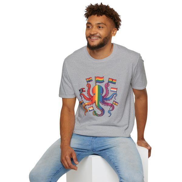 Tshirt Drapeau LGBT pieuvre tenant un drapeau arc-en-ciel et d'autres drapeaux design coloré et amusant pour célébrer LGBTQ+ shirt t-shirt - Image 36