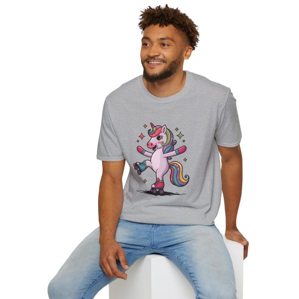 Tshirt LGBTQ+ licorne en skateboard sur fond noir design cool et coloré pour soutien à la fierté et diversité de la communauté LGBT+ t-shirt - Image 36