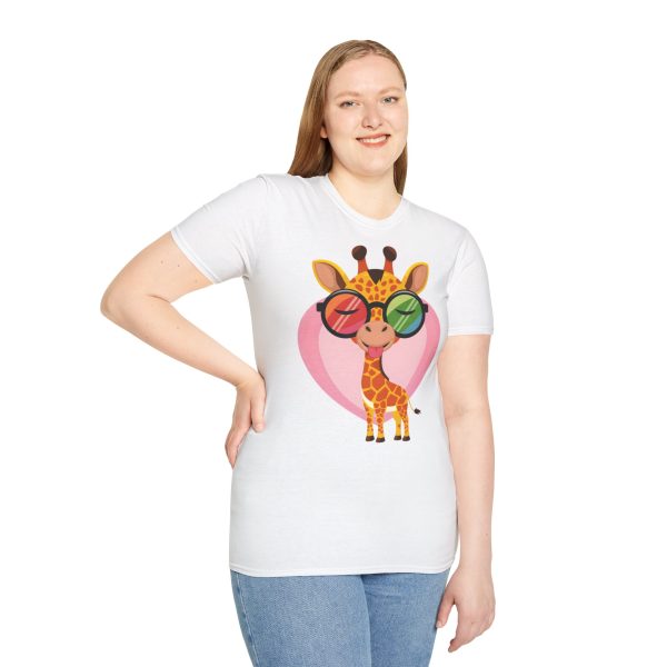 Tshirt LGBT+ girafe avec lunettes et coeur illustration colorée et amusante pour sensibilisation et soutien LGBTQ+ shirt t-shirt - Image 17