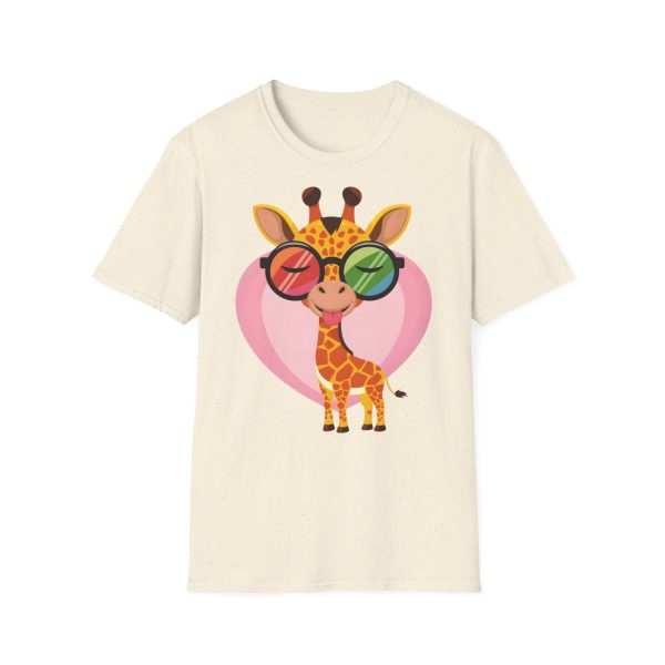 Tshirt LGBT+ girafe avec lunettes et coeur illustration colorée et amusante pour sensibilisation et soutien LGBTQ+ shirt t-shirt - Image 37