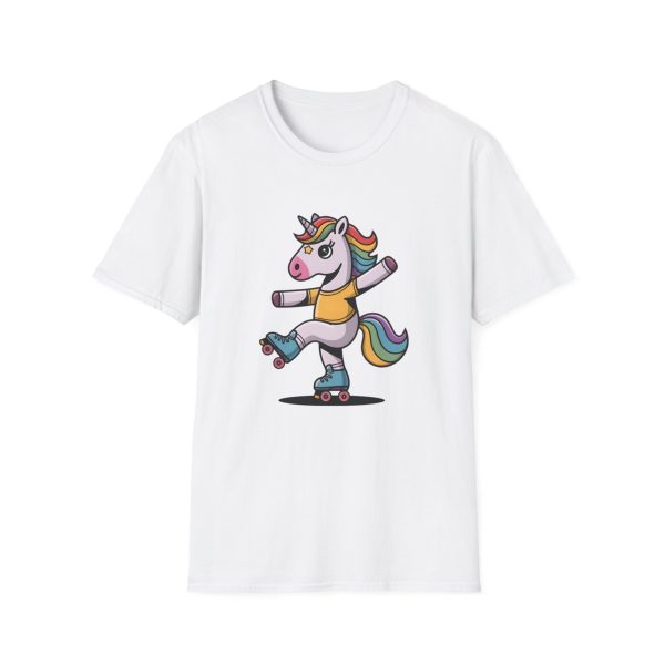 Tshirt Drapeau LGBT licorne sur un skateboard sur fond noir design amusant et coloré pour célébrer la diversité et la fierté LGBTQ+ t-shirt - Image 13