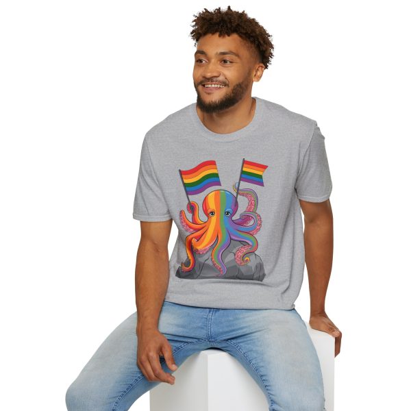 Tshirt LGBTQ+ pieuvre tenant un drapeau arc-en-ciel sur un rocher design vibrant et stylé pour sensibilisation et inclusion LGBTQ+ t-shirt - Image 36