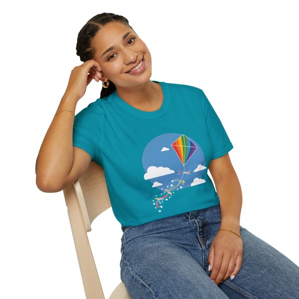 Tshirt LGBT+ cerf-volant avec queue arc-en-ciel volant dans le ciel design joyeux et coloré pour fierté LGBTQ+ shirt t-shirt - Image 106