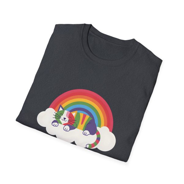 Tshirt LGBTQ+ chat dormant sur un nuage avec arc-en-ciel en arrière-plan design mignon et apaisant pour fierté LGBTQ+ shirt t-shirt - Image 4