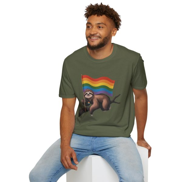 Tshirt Drapeau LGBT paresseux tenant un drapeau arc-en-ciel sur une branche design amusant et coloré pour sensibilisation LGBTQ+ t-shirt - Image 72