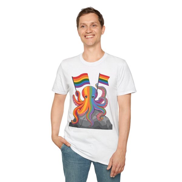 Tshirt LGBTQ+ pieuvre tenant un drapeau arc-en-ciel sur un rocher design vibrant et stylé pour sensibilisation et inclusion LGBTQ+ t-shirt - Image 19