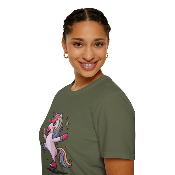 Tshirt LGBTQ+ licorne en skateboard sur fond noir design cool et coloré pour soutien à la fierté et diversité de la communauté LGBT+ t-shirt - Image 69