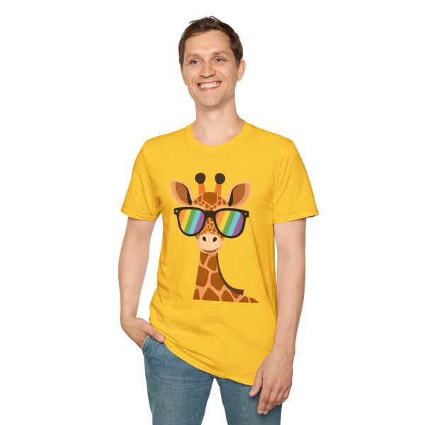 Tshirt LGBT+ girafe avec lunettes de soleil et rayure arc-en-ciel design humoristique et stylé pour fierté et soutien LGBTQ+ shirt t-shirt - Image 55