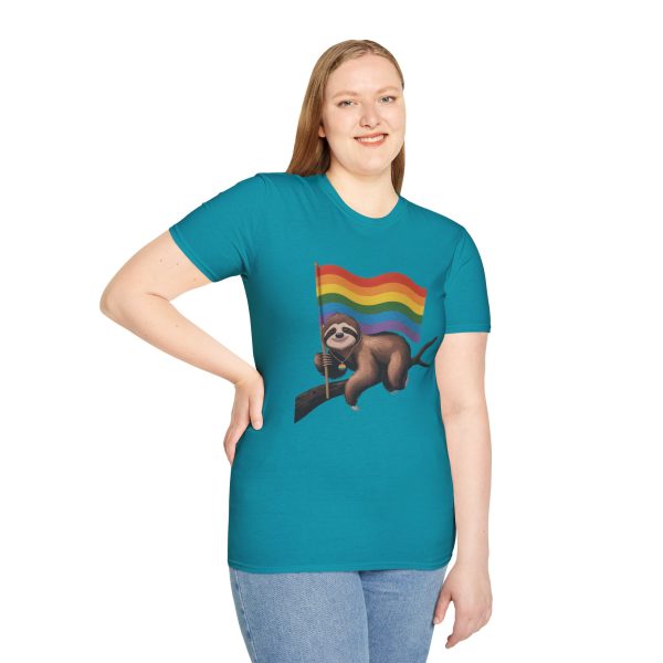 Tshirt Drapeau LGBT paresseux tenant un drapeau arc-en-ciel sur une branche design amusant et coloré pour sensibilisation LGBTQ+ t-shirt - Image 101