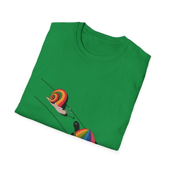 Tshirt Drapeau LGBT escargot avec coquille arc-en-ciel sur fond noir design stylé et vibrant pour sensibilisation LGBTQ+ shirt t-shirt - Image 88