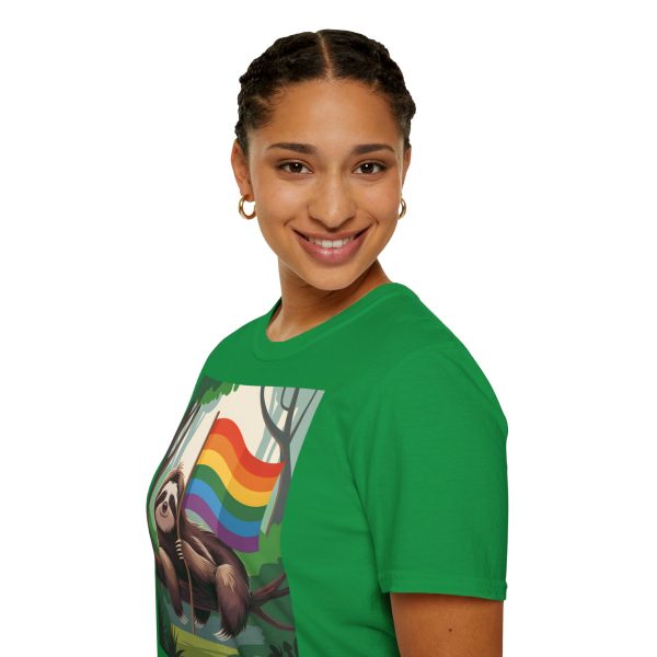 Tshirt Drapeau LGBT paresseux assis sur un arbre tenant un drapeau arc-en-ciel design décontracté et coloré pour fierté LGBTQ+ shirt t-shirt - Image 93