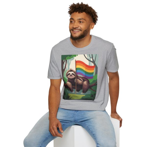 Tshirt Drapeau LGBT paresseux assis sur un arbre tenant un drapeau arc-en-ciel design décontracté et coloré pour fierté LGBTQ+ shirt t-shirt - Image 36