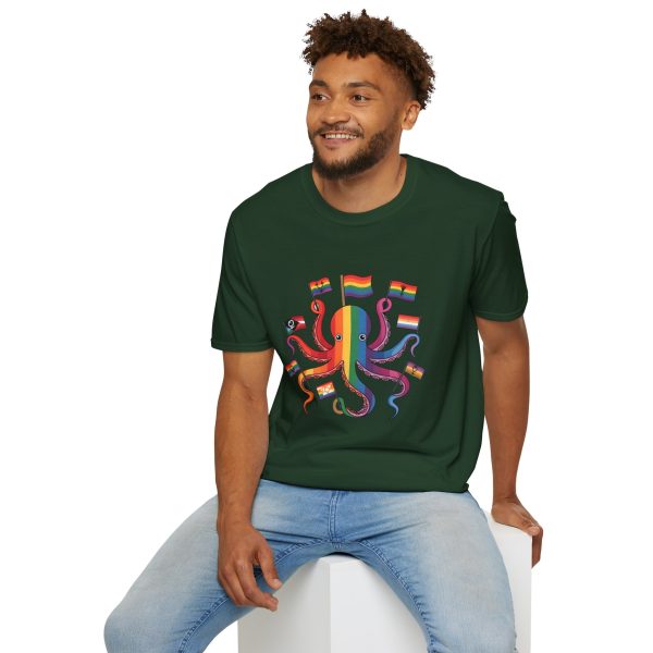 Tshirt Drapeau LGBT pieuvre tenant un drapeau arc-en-ciel et d'autres drapeaux design coloré et amusant pour célébrer LGBTQ+ shirt t-shirt - Image 84