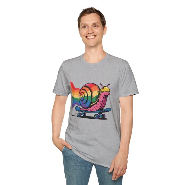 Tshirt LGBTQ+ escargot en skateboard avec fond arc-en-ciel design ludique et vibrant pour célébrer la fierté et inclusion LGBTQ+ t-shirt - Image 31