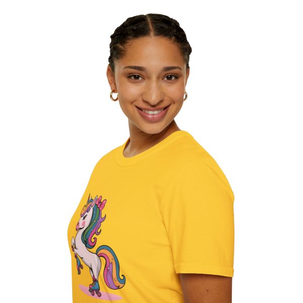 Tshirt Drapeau LGBT licorne sur un skateboard sur fond noir design vibrant et stylé pour sensibilisation à la diversité LGBTQ+ shirt t-shirt - Image 57