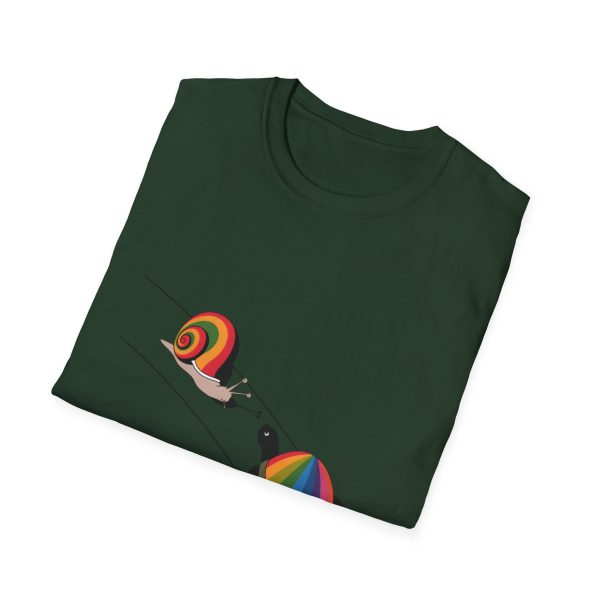 Tshirt Drapeau LGBT escargot avec coquille arc-en-ciel sur fond noir design stylé et vibrant pour sensibilisation LGBTQ+ shirt t-shirt - Image 76