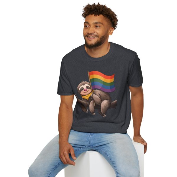 Tshirt Drapeau LGBT paresseux tenant un drapeau arc-en-ciel sur une branche design amusant pour soutien et sensibilisation LGBTQ+ t-shirt - Image 12