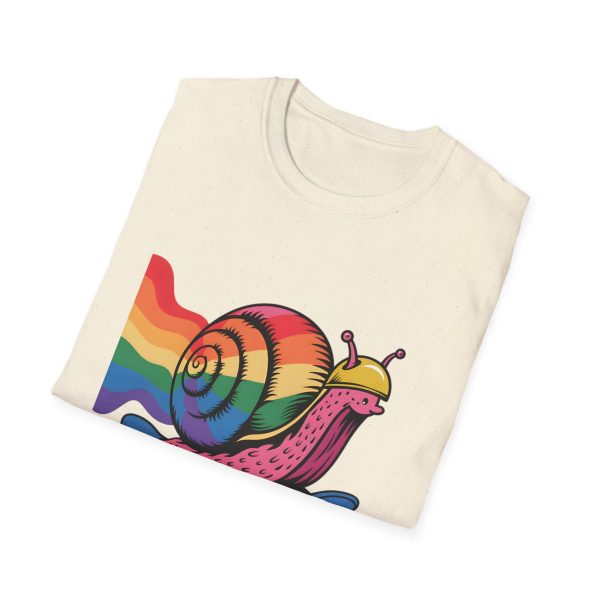 Tshirt LGBTQ+ escargot en skateboard avec fond arc-en-ciel design ludique et vibrant pour célébrer la fierté et inclusion LGBTQ+ t-shirt - Image 40