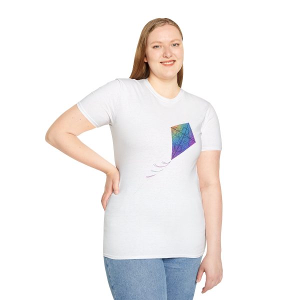 Tshirt Drapeau LGBT cerf-volant coloré volant dans la nuit design symbolique pour célébrer la liberté et la fierté LGBTQ+ shirt t-shirt - Image 17