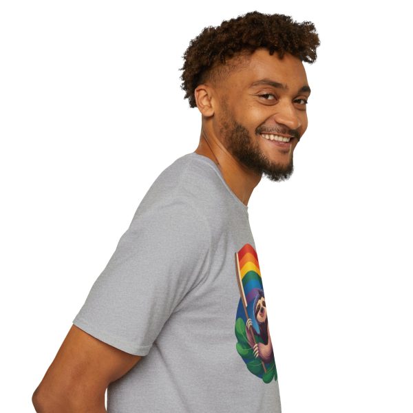 Tshirt Drapeau LGBT paresseux tenant un drapeau arc-en-ciel design amusant et mignon pour sensibilisation et inclusion LGBTQ+ shirt t-shirt - Image 35