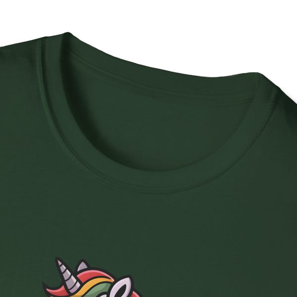 Tshirt Drapeau LGBT licorne sur un skateboard sur fond noir design amusant et coloré pour célébrer la diversité et la fierté LGBTQ+ t-shirt - Image 75