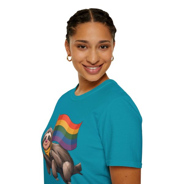 Tshirt Drapeau LGBT paresseux tenant un drapeau arc-en-ciel sur une branche design amusant pour soutien et sensibilisation LGBTQ+ t-shirt - Image 105