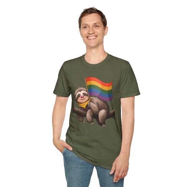 Tshirt Drapeau LGBT paresseux tenant un drapeau arc-en-ciel sur une branche design amusant pour soutien et sensibilisation LGBTQ+ t-shirt - Image 67