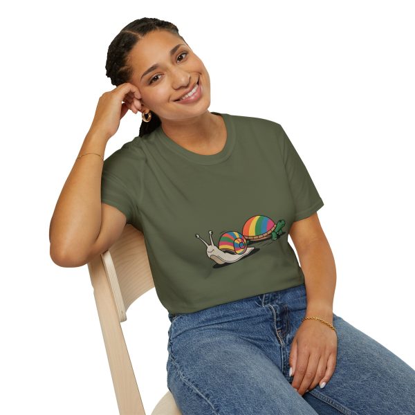 Tshirt LGBT+ deux escargots assis l'un à côté de l'autre design mignon et coloré pour célébrer l'amour et la diversité LGBTQ+ shirt t-shirt - Image 70