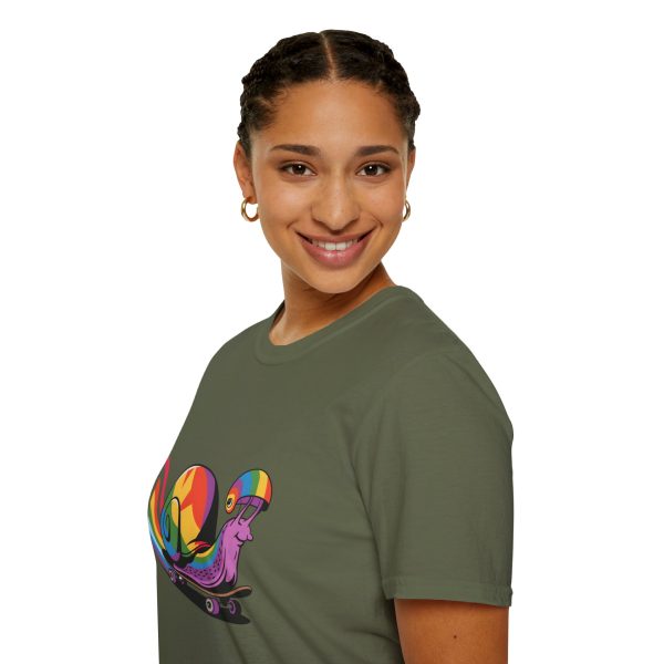 Tshirt LGBT+ escargot sur un skateboard avec roue arc-en-ciel design amusant et coloré pour célébrer la fierté LGBTQ+ shirt t-shirt - Image 69