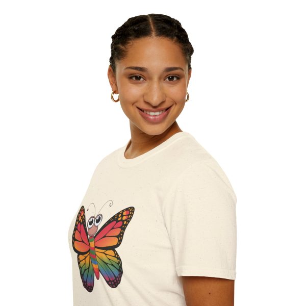 Tshirt LGBTQ+ papillon coloré avec grands yeux sur fond noir design vibrant et amusant pour célébrer la diversité LGBTQ+ shirt t-shirt - Image 45