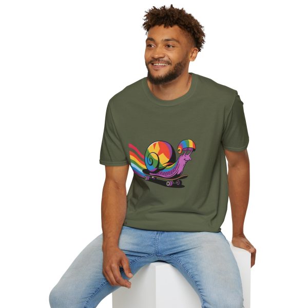 Tshirt LGBT+ escargot sur un skateboard avec roue arc-en-ciel design amusant et coloré pour célébrer la fierté LGBTQ+ shirt t-shirt - Image 72