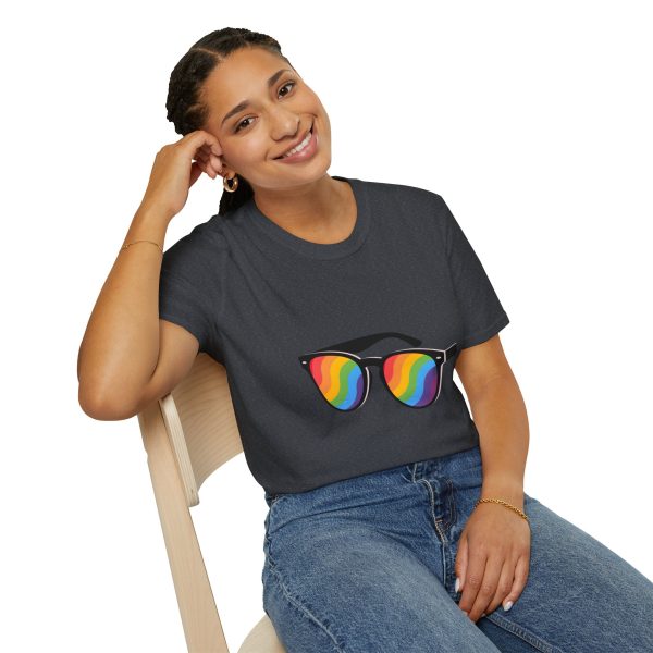 Tshirt LGBT+ lunettes de soleil arc-en-ciel sur fond noir design éclatant pour célébrer la fierté et diversité LGBTQ+ shirt t-shirt - Image 10