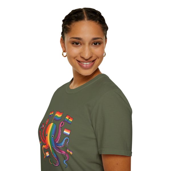 Tshirt Drapeau LGBT pieuvre tenant un drapeau arc-en-ciel et d'autres drapeaux design coloré et amusant pour célébrer LGBTQ+ shirt t-shirt - Image 69