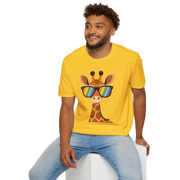 Tshirt LGBT+ girafe avec lunettes de soleil et rayure arc-en-ciel design humoristique et stylé pour fierté et soutien LGBTQ+ shirt t-shirt - Image 60