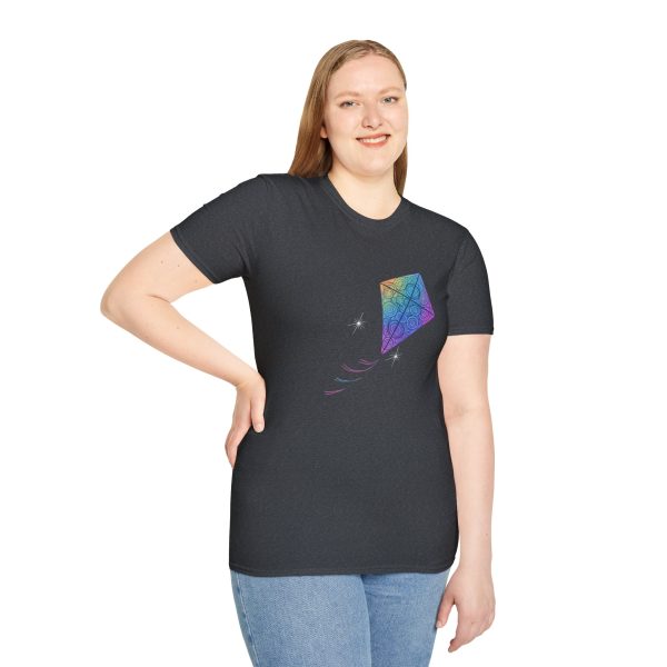 Tshirt Drapeau LGBT cerf-volant coloré volant dans la nuit design symbolique pour célébrer la liberté et la fierté LGBTQ+ shirt t-shirt - Image 5